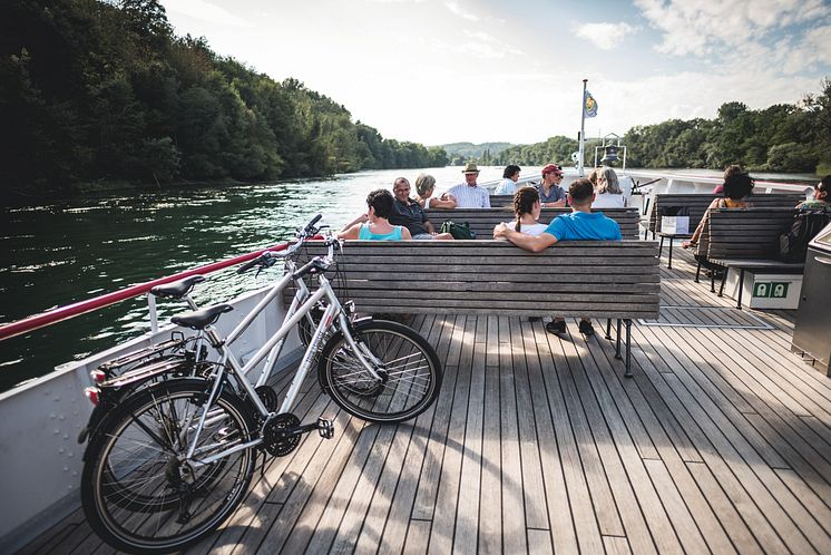 Einfach kombiniert - mit Bahn, Bus und Schiff und Velo in der Schweiz unterwegs.