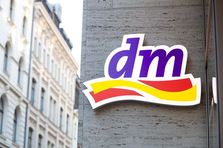 dm Logo Fassade Foto Michael Bader.jpg