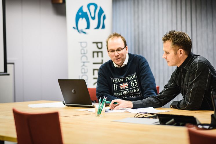 Anders Tålsgård, projektledare Pemco Energi och Robert Stade, fabrikschef Peterson Packaging AB i Norrköping. Fotograf: Crelle