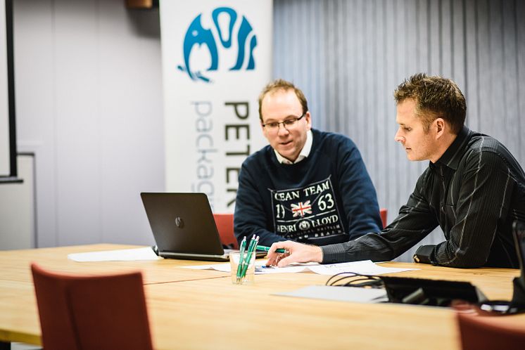 Anders Tålsgård, projektledare Pemco Energi och Robert Stade, fabrikschef Peterson Packaging AB i Norrköping. Fotograf: Crelle