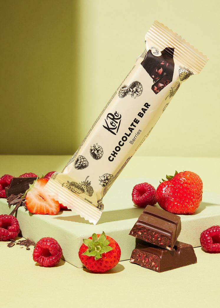 Organic vegan chocolate bar with berries 50g