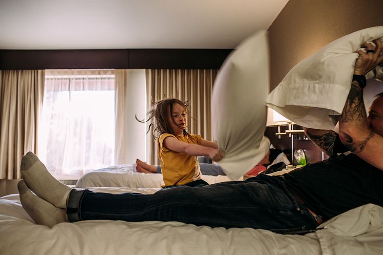 THEME_HOTEL_PEOPLE_CHILD_FAMILY_TRAVEL_GettyImages-1307728480_Universal_Within usage period_96294.jpg