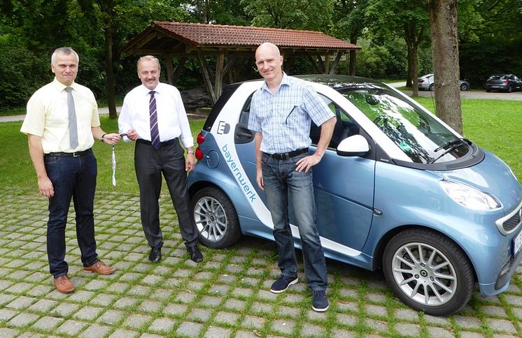 Bürgermeister Hermann Hammerl (Mitte) und der Geschäftsleiter Klaus Burgstaller (rechts) bekamen von Stephan Leibl vom Bayernwerk die Schlüssel für den E-Smart.