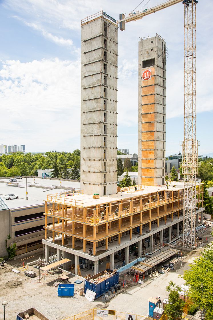 Byggnaden vid University of British Columbia består av betongkärnor och träkonstruktioner.
