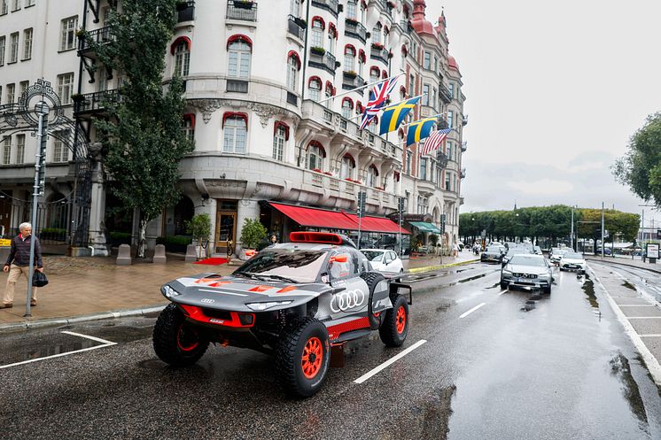 Mattias Ekström och Emil Bergkvist cruisar eldrivet på Strandvägen med Dakarbilen RS Q e-tron.