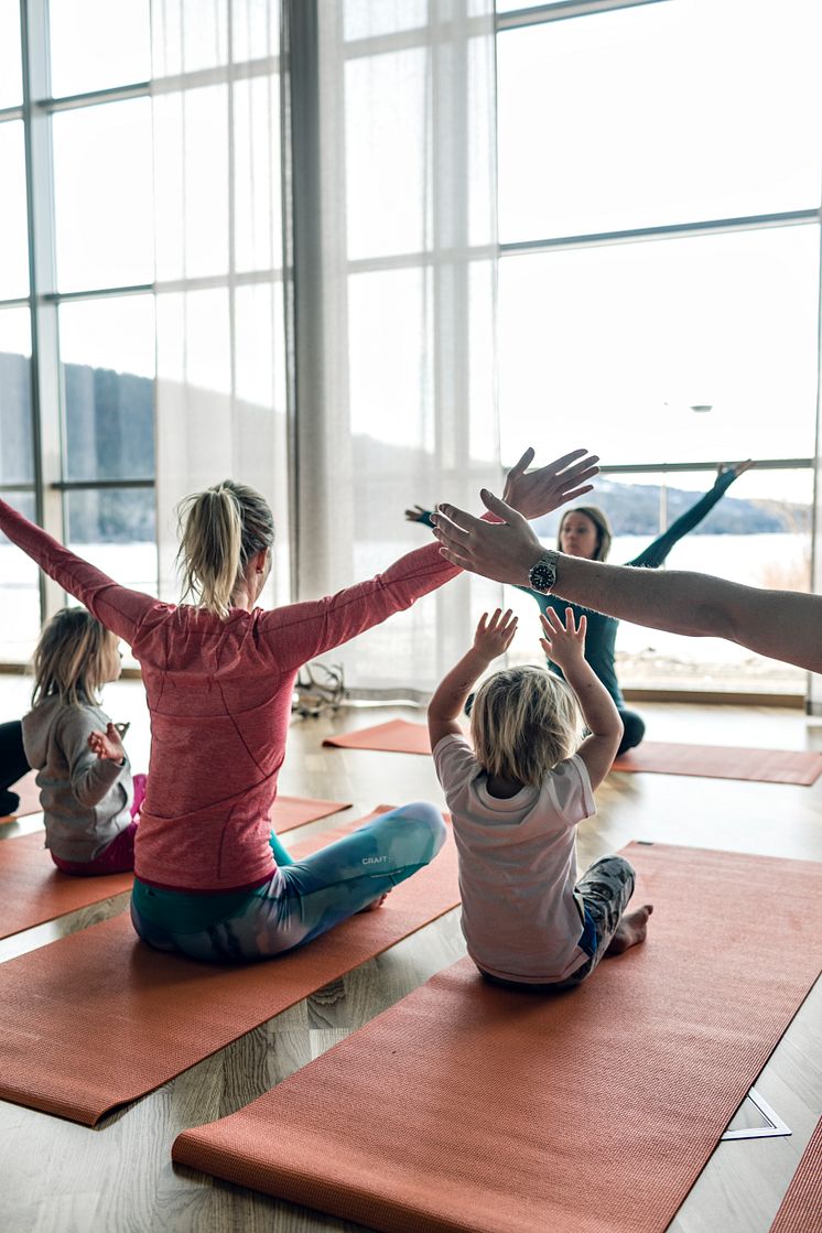 Familjeyoga på Holiday Club