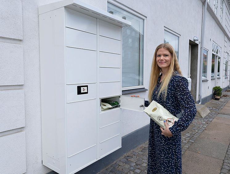 Moccatime valgte en Renz eLine pakkeboks i hvid som paser til bygningen