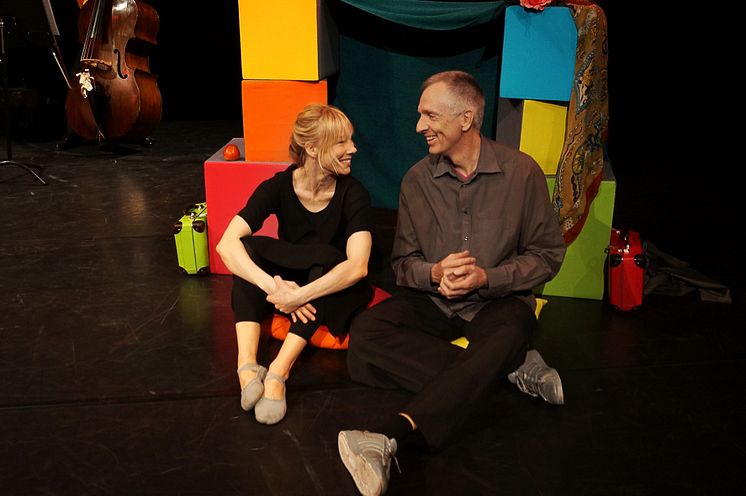 Therese Fredriksson och Åke Zetterström i föreställningen "Borta eller hemma".