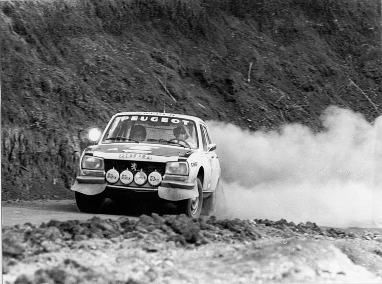 Ove ”Påven” Andersson och Hertz med Peugeot 504, vinnare i Safarirallyt 1975