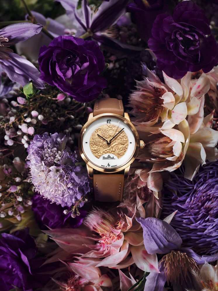 R_WristWatchLady_MagicGarden_gold-gold-brown_Mood01