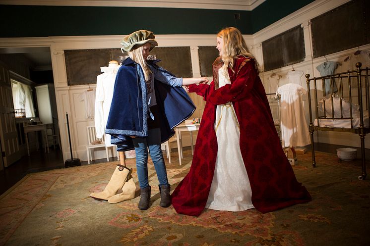 Klä dig kungligt i slottets klädkammare foto Will Rose