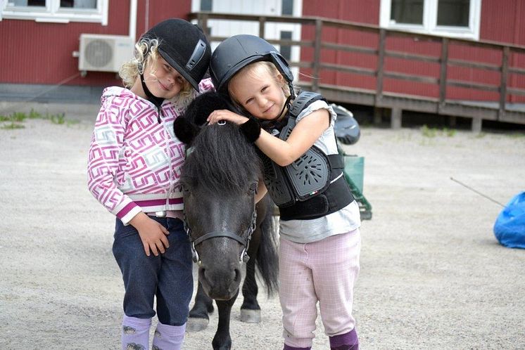 Ponnyridning på Sundbyholmstravet