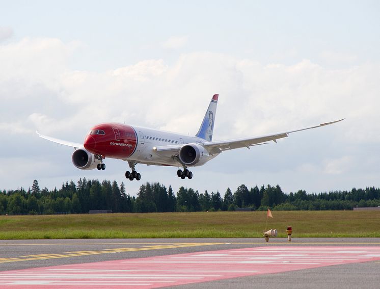 Norwegian Boeing 787 Dreamliner laskeutuu