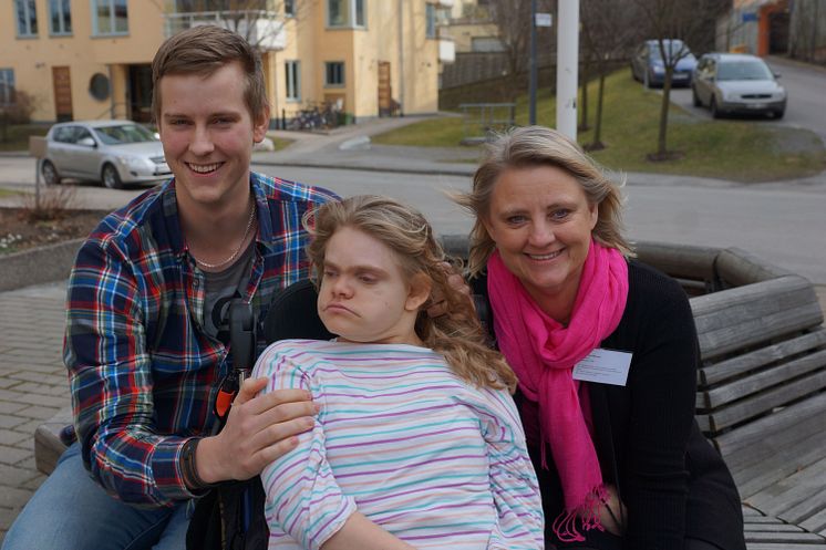 Hillevi Larsson ( i mitten) tillsammans med sina anhöriga Joakim Larsson, bror och mamma Marie Arvidsson 