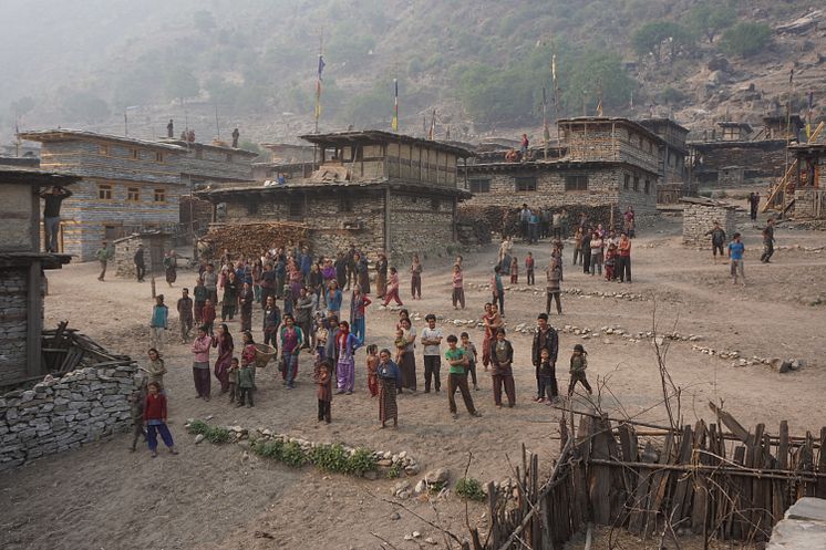 Byn Mangri. Hit kommer flickor från otillgängliga bergsbyar för att gå i skolan. Foto Elisabeth Hammarberg.