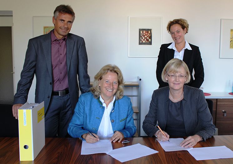 Bürgermeisterin Eva John (vorne links) und Ursula Jekelius vom Bayernwerk (vorne rechts) unterzeichneten im Beisein von Kämmerer Thomas Deller und Kommunalbetreuerin Silke Mall den Konzessionsvertrag.