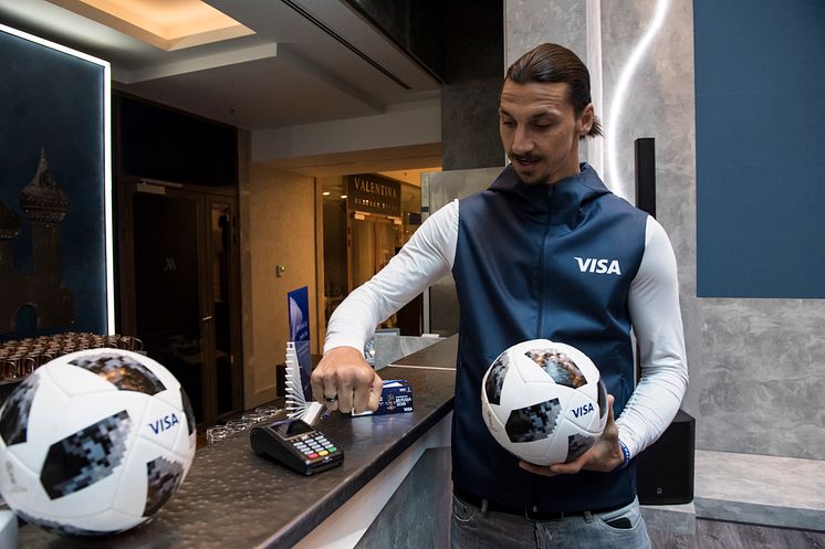 Zlatan Ibrahimović zeigt auf der FIFA Fussball-Weltmeisterschaft 2018 Russland™  die schnellen und einfachen Zahlungslösungen von Visa.