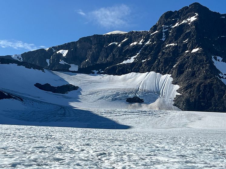 Storglaciären i förgrunden med den snötäckta sydtoppen till vänster i bakgrunden och nordtoppen till höger.