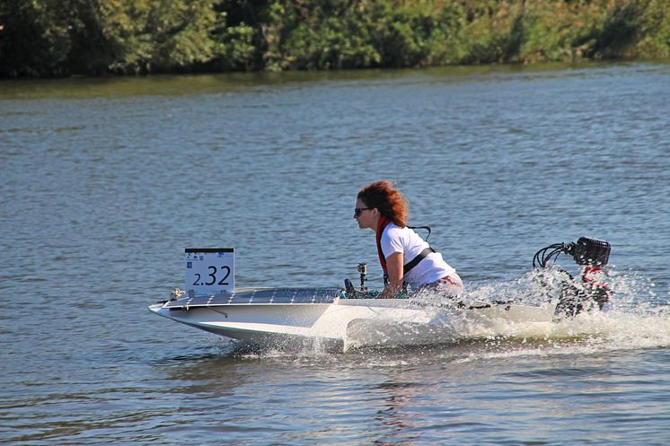 TH Wildau mit Solarboot SUNcaTcHer auf Platz 2 bei der „Haus-Regatta“ auf der Dahme bei Wildau