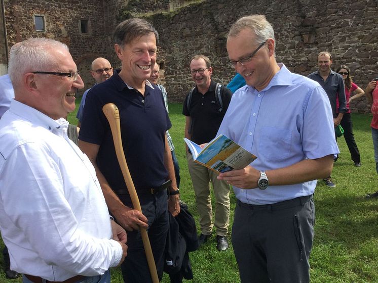 Verbandsdirektor Manfred Böhme, LTV-Präsident Dr. Matthias Rößler und  Landesbischof der Ev.-Luth. Landeskirche Sachsens, Dr. Carsten Rentzing, belesen sich im neuen Lutherweg-Reiseführer "Lutherweg in Sachsen" 