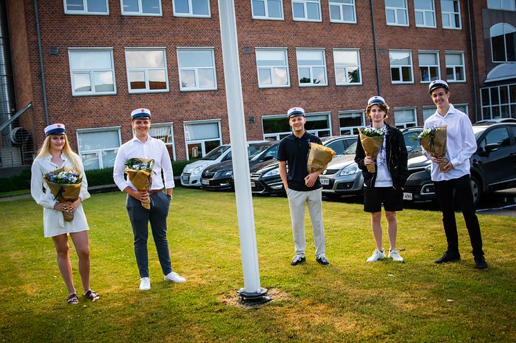 De første HHX studenter modtog mandag deres huer.