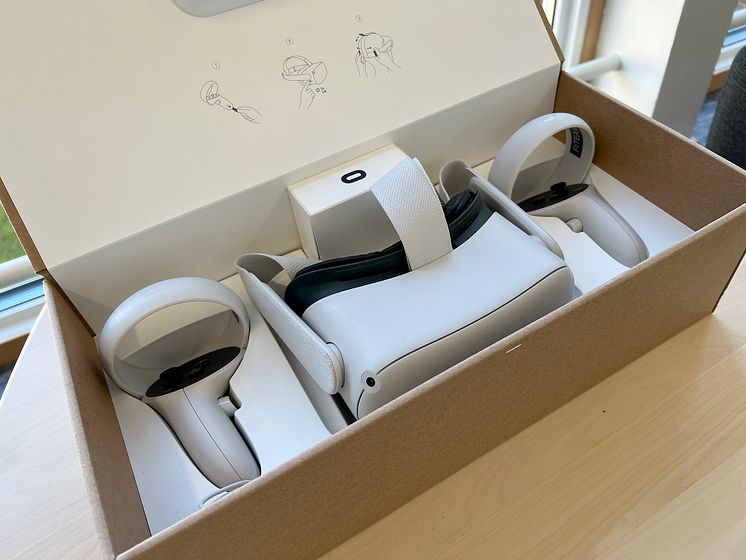 VR-glasögon och handkontroller