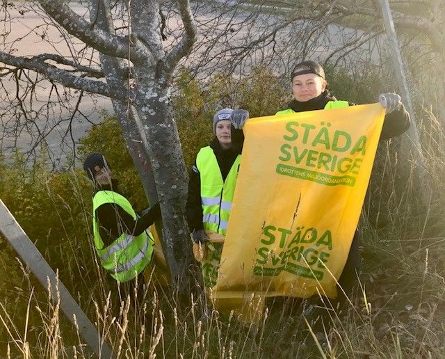 killar i slänt med säck[70]