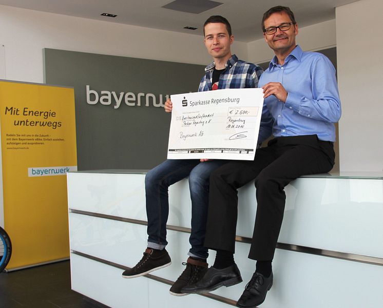 Max Rieder (links) vom Verein Parkour Regensburg und Reimund Gotzel, Vorstandsvorsitzender der Bayernwerk AG, freuen sich über die Partnerschaft.