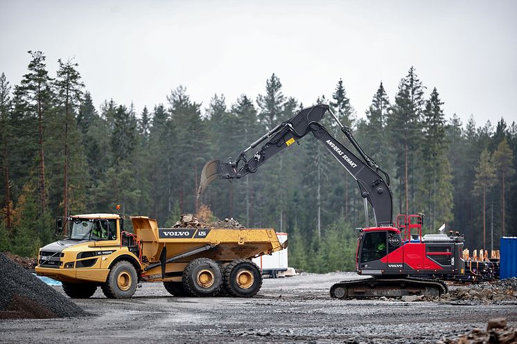 Volvo A25G och EC250E i vindkraftsparken i Tjällmo