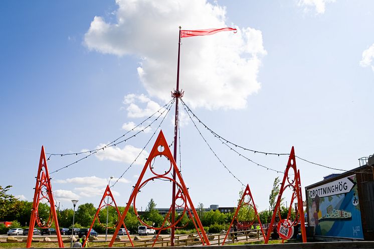 Kronan med flagga intill Drottninghögs torg