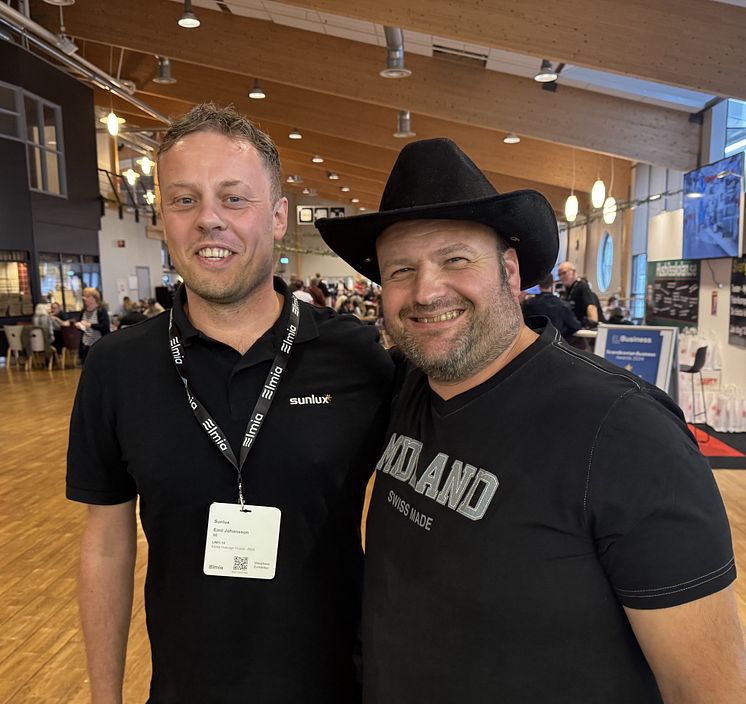 Nöjd kund? Daniel i cowboyhatt seglade in i Midlands monter på Husbilsmässan...