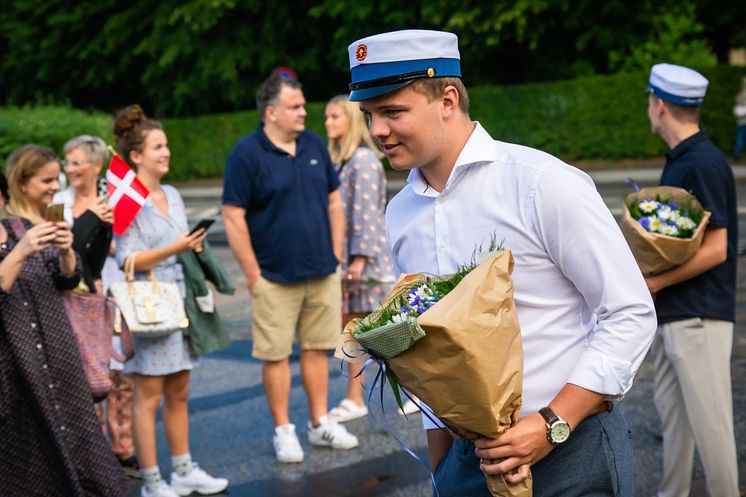 De første HHX studenter modtog mandag deres huer.