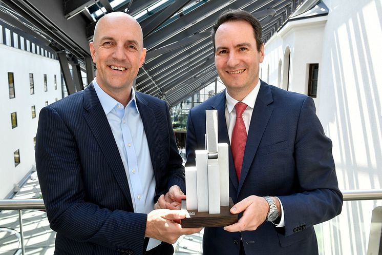 Stefan Hattenkofer (links), Vorstandsmitglied der Stadtsparkasse München, und Markus Putz, Direktor Treasury sowie Unternehmens-, Firmenkunden und Bauträger, freuen sich über die Auszeichnung.