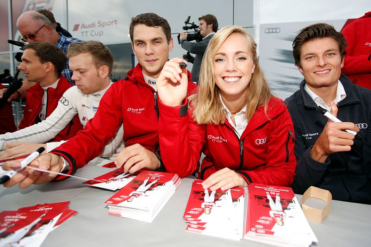 Audi Sport TT Cup Oschersleben 2015 - Mikaela Åhlin-Kottulinsky skriver autografer