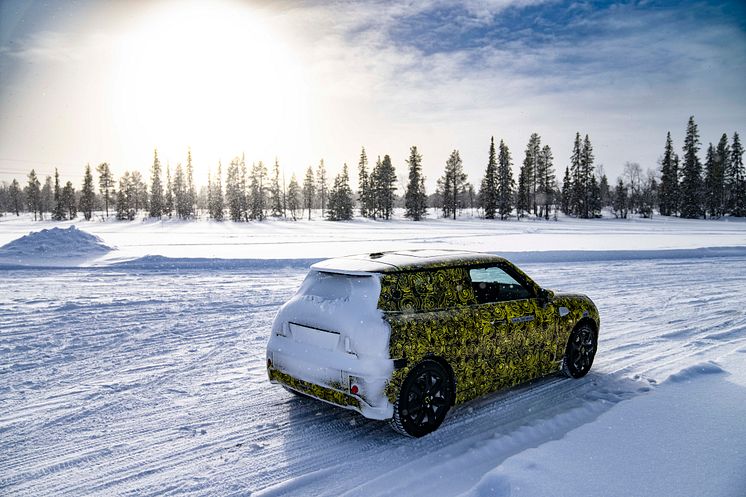 Neste generasjon elektriske MINI testes på nordisk is og snø