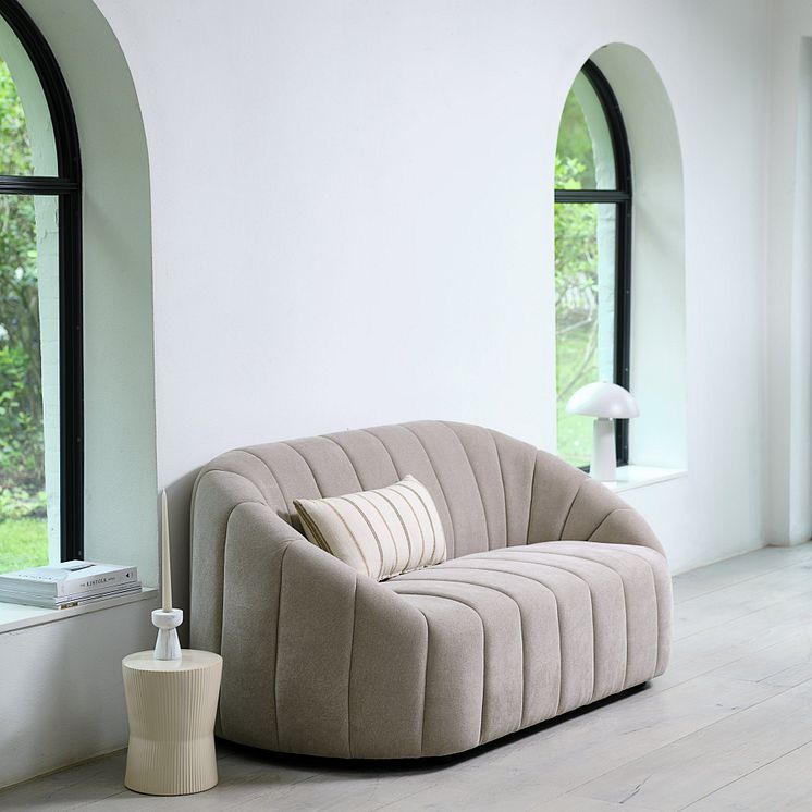 HUNDIG sohva W170×H79×D93 cm, LYDUM sohvapöytä, harmaa beige, kuitusementtiä. Ø34×H46 cm (2)