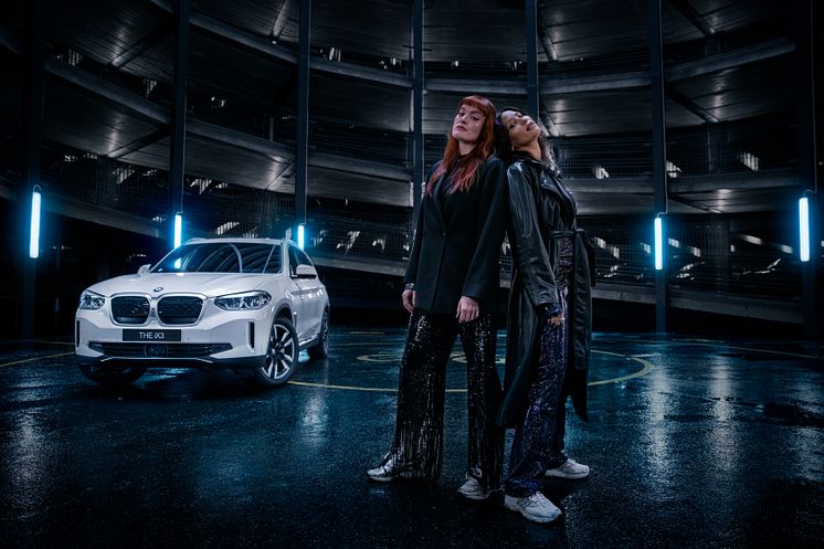 Icona Pop sätter elektrisk stämning till nya elektriska BMW iX3