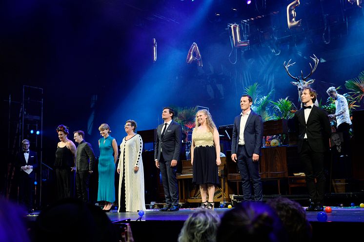 Årets Talenter 2016. Fra venstre: scenograf Franciska Zahle, skuespiller Kristoffer Helmuth, instruktør Liv Helm, skuespiller Marie Knudsen Fogh, sanger Morten Grove Frandsen, sanger Nanna Rossen, skuespiller Simon Sears og danser Tobias Praetorius.