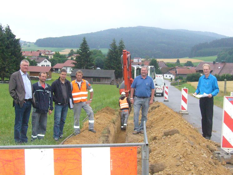 Foto: Rudolf Wittmann, Leiter des Netzbaus am Netzcenter Schwandorf des Bayernwerks (rechts), informierte Josef Marchl, Bürgermeister von Traitsching (links), über die Netzbaumaßnahmen des Bayernwerks.