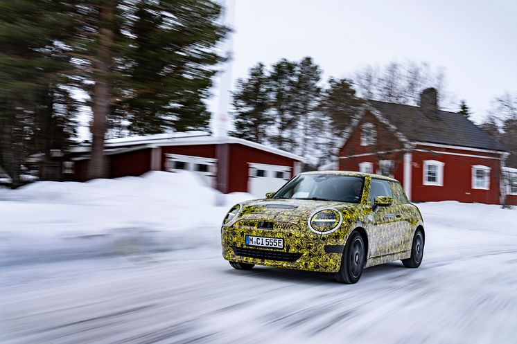 Neste generasjon elektriske MINI testes på nordisk is og snø