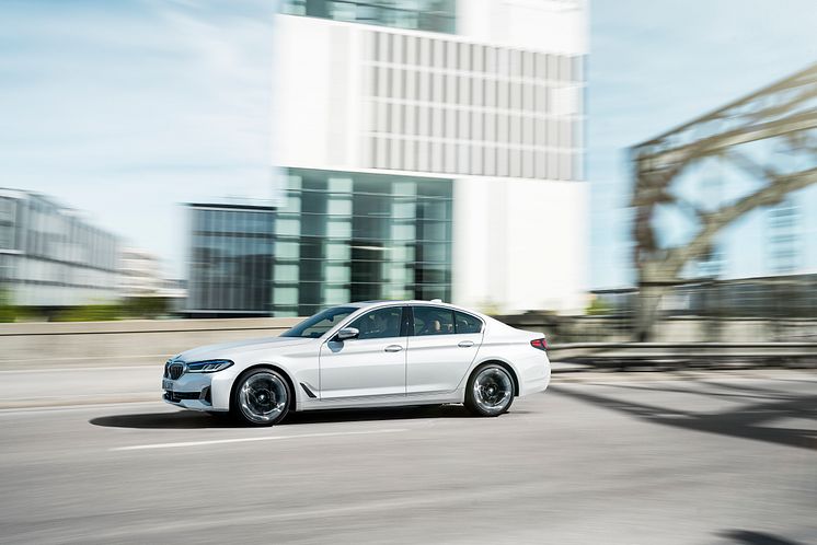 BMW 540i Sedan, Mineralwhite metallic 