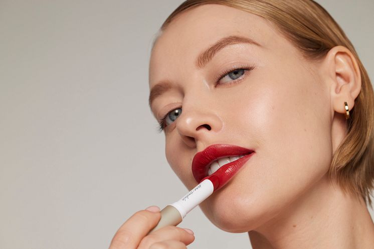 Jane Iredale ColorLuxe Hydrating Cream Lipstick - modellbild Scarlet