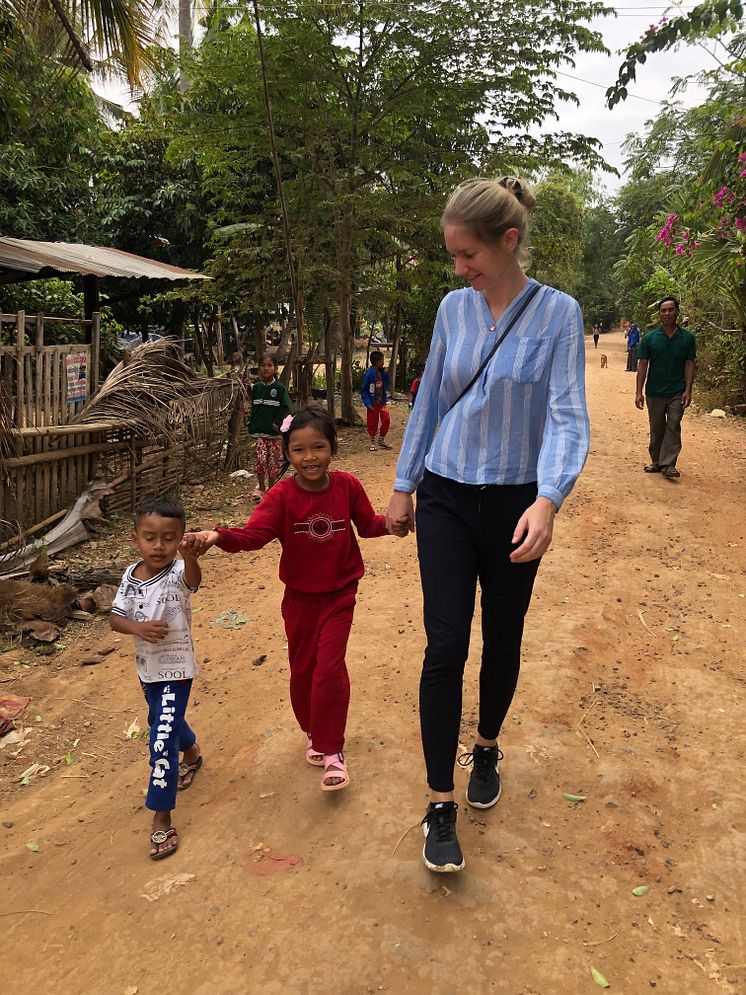 Ann-Marie Christiansen fra Bygma Fonden med børn fra Cambodja 