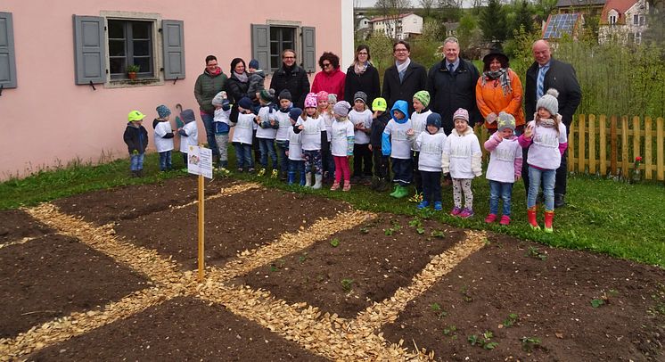 Die Schlaugärtner-Zwerge vom Kindergarten St. Nikolaus kümmern sich nun um den Mühlengarten.