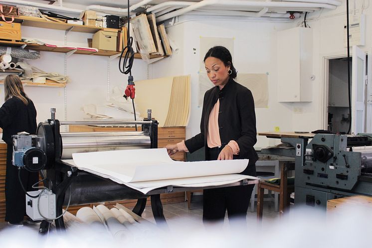 Frida Orupabo i verkstaden foto Anna Henriksson Grafikens Hus