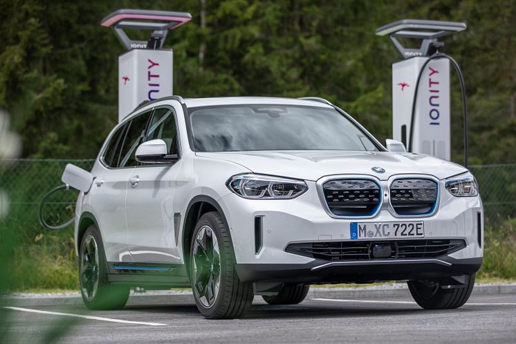 IONITY-ladestasjon og helt nye BMW iX3