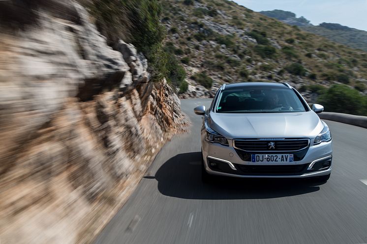 Sverigepremiär för sportigt eleganta Peugeot 508 - nytt utseende, klassledande förbrukning och nya automatlådor