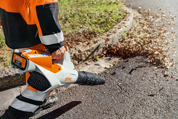 Akkukäyttöinen STIHL BGA 86 lehtipuhallin on tehokas ja hiljainen.