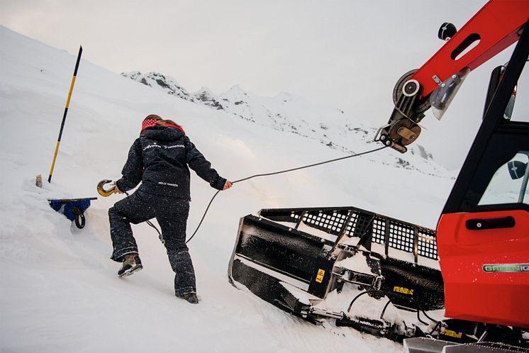 Nadja Gut, Pistenbullyfahrerin aus Lenzerheide, bei der nächtlichen Arbeit am Berg in ihrem tonnenschweren Pistenfahrzeug