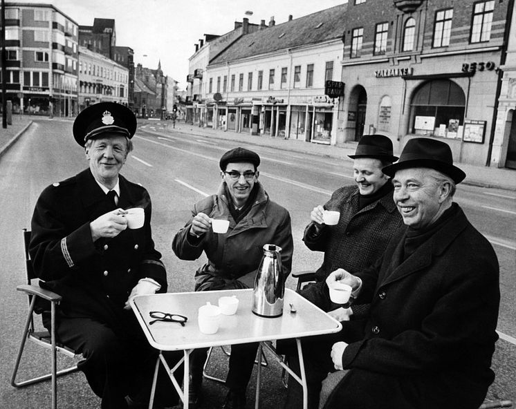  I Lund skedde en omfattande trafikomläggning i mars 1971. De ansvariga träffades på Stora Södergatan över en kopp kaffe. Fr v Henry Elgström, Torsten Davidsson, Tore Nordkvist och Carl Erik Holmberg.